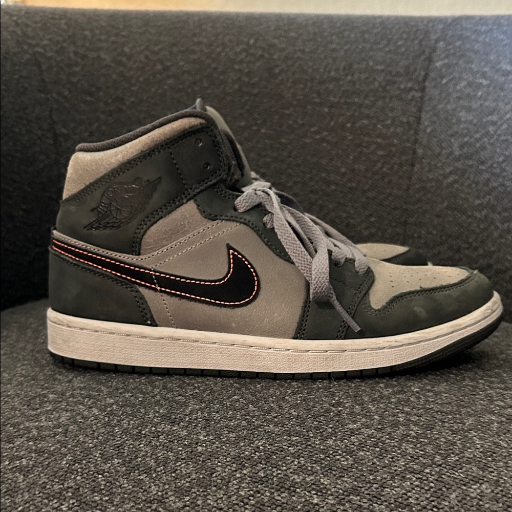 Nike Men's Black and Gray High-Top Sneakers